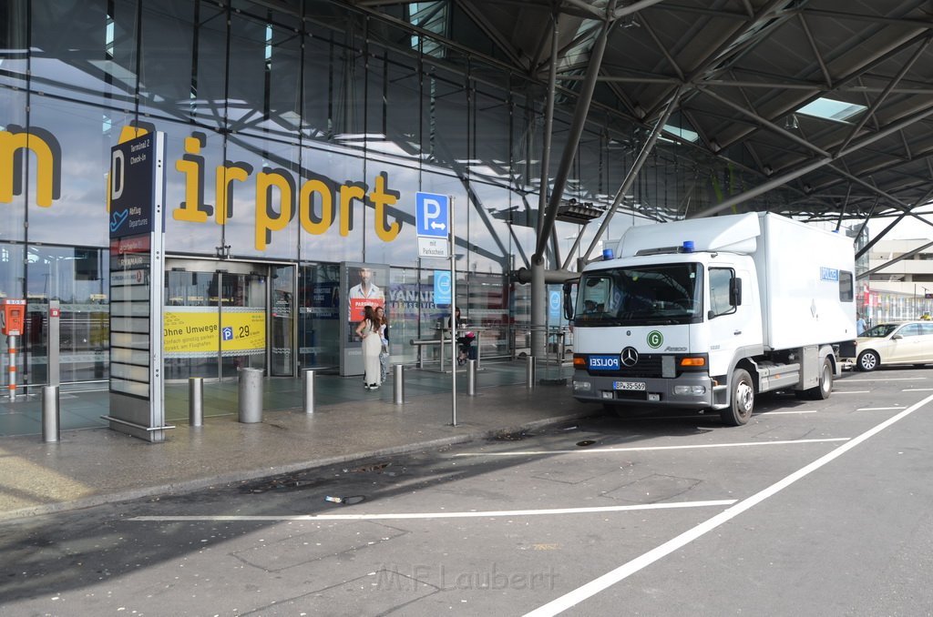 Verdaechtige Koffer Koeln Bonn Airport Koeln Porz  P06.JPG - Miklos Laubert
